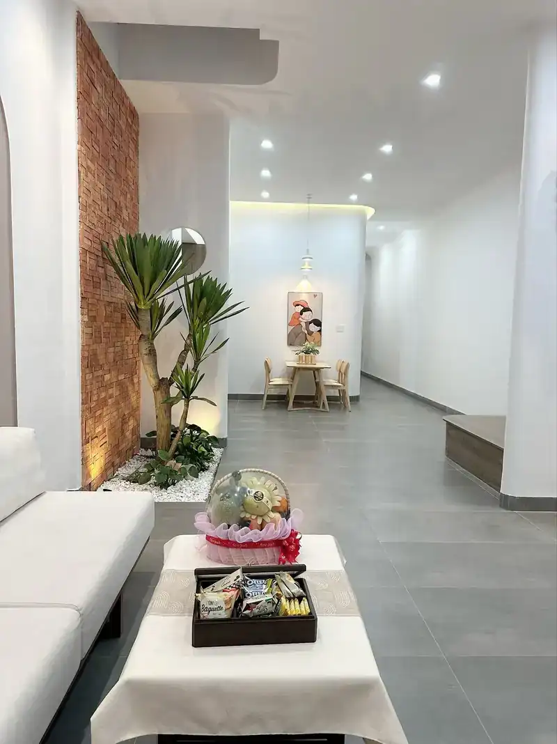 Nhà cấp 4 5x20 nhìn từ khách vào bàn ăn — vườn trong nhà, B-House Kon Tum