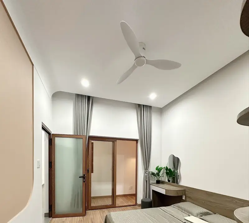 Phòng ngủ nhà cấp 4 nhìn cửa kính mờ — B-House Kon Tum