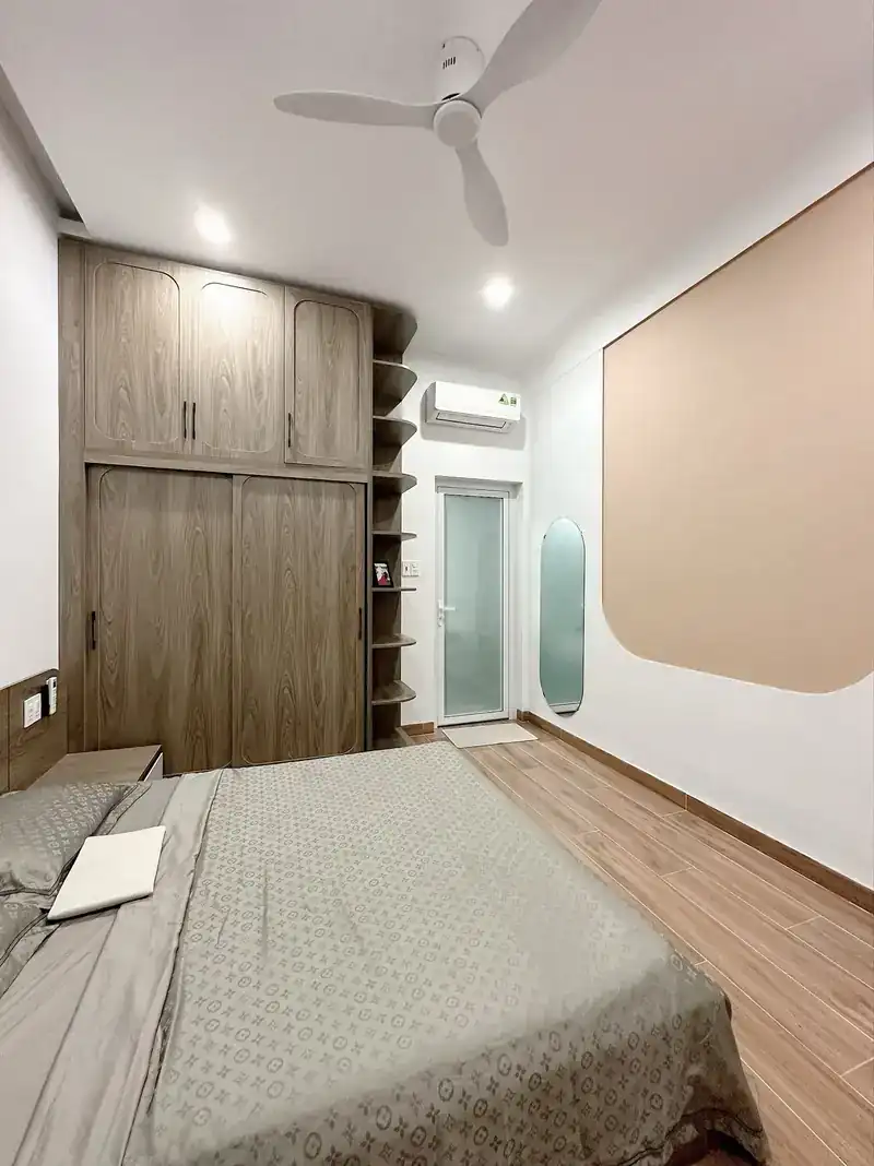 Phòng ngủ nhà cấp 4 B-House Kon Tum — tủ gỗ, quạt trần, 2 phòng ngủ