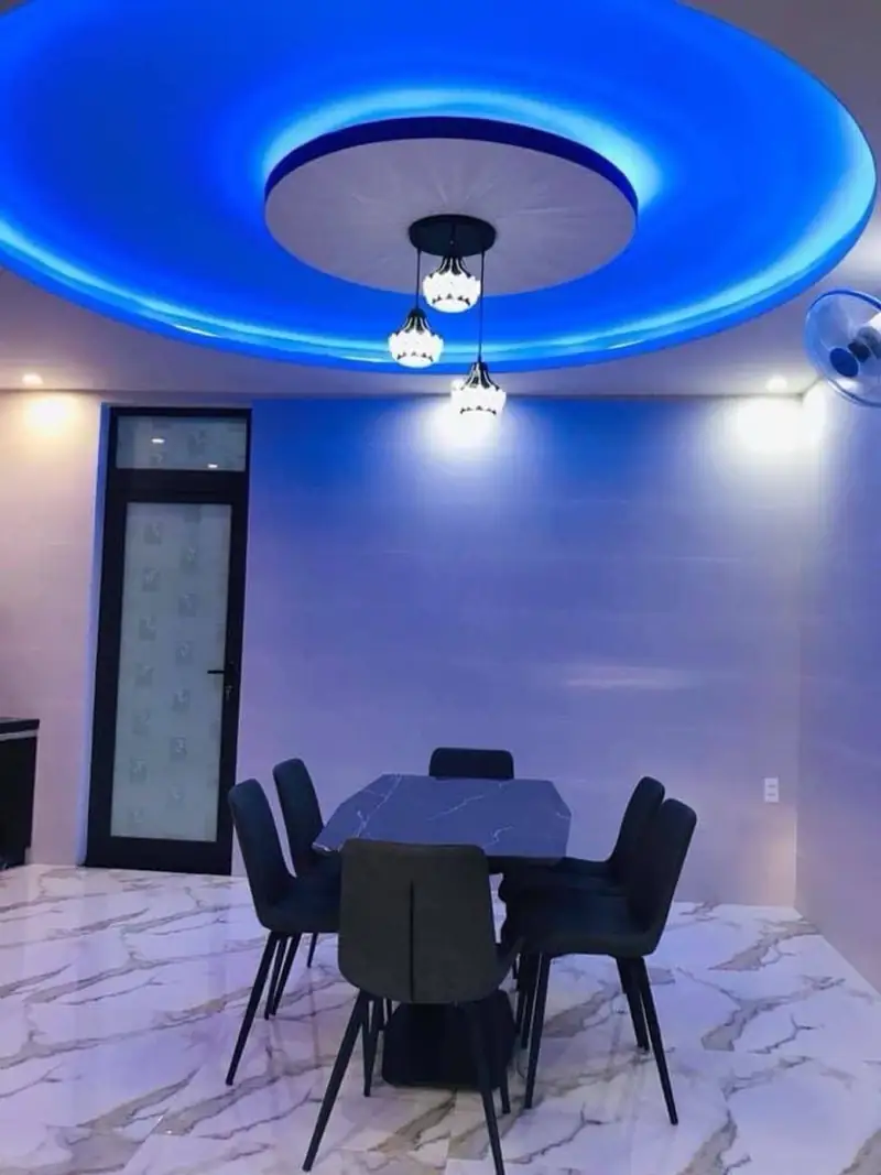 Bàn ăn nhà phố 2 tầng Kon Tum — trần vòng LED, ghế xám, sàn đá vân, CP-House