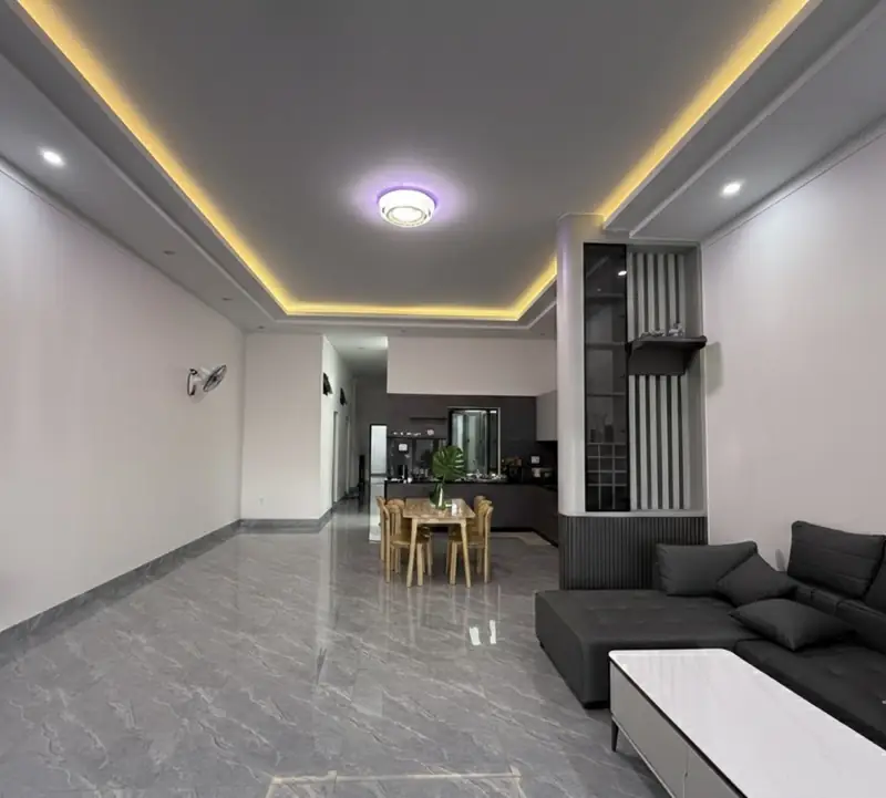 Không gian khách–bếp thông suốt nhà phố hiện đại Kon Tum, ĐV-House đã hoàn thiện