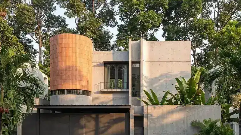 Thiết kế nhà 2 tầng khối trụ gỗ và tường vôi trắng tại Kon Tum — phối cảnh góc đường