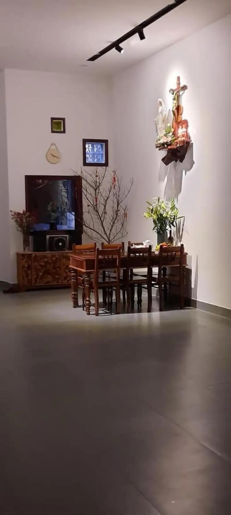 Phòng ăn nhà ống 5m Kon Tum — đèn ray, bàn gỗ, sân trong phía sau, HQ-House