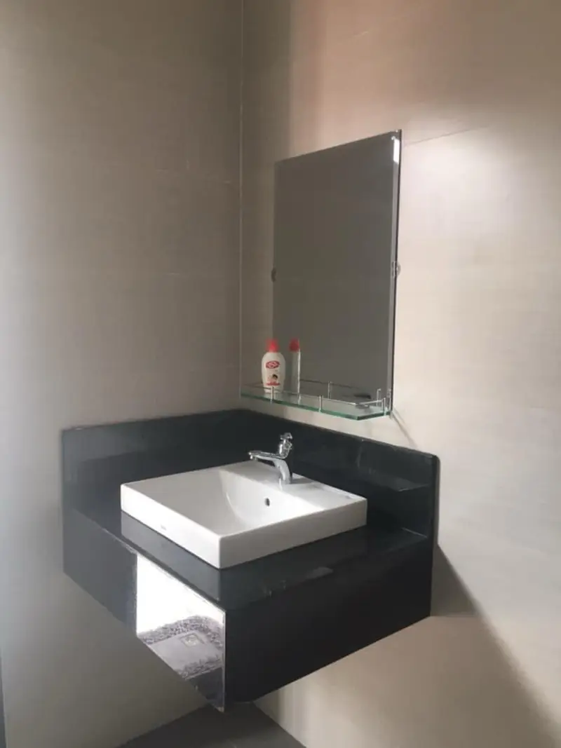 Lavabo đá đen nhà cấp 4 HQ-House Kon Tum — chậu nổi, gương