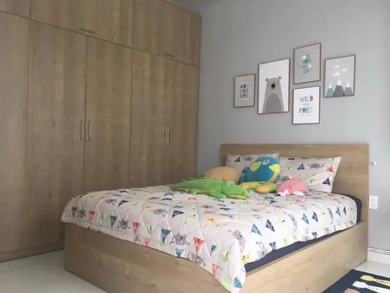 Phòng ngủ trẻ nhà cấp 4 HQ-House Kon Tum — tủ gỗ, giường, 2 phòng ngủ