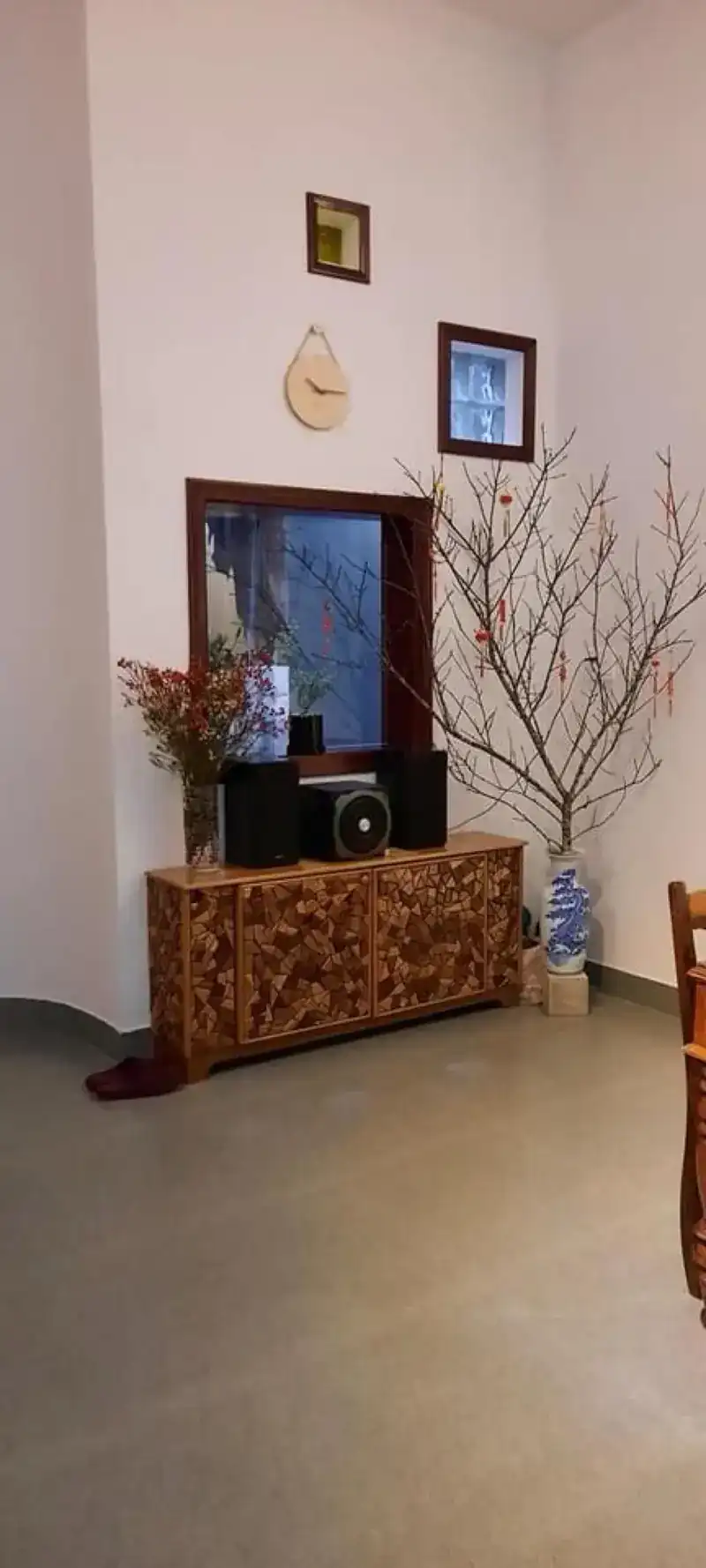 Góc tủ gỗ mosaic nhà cấp 4 Kon Tum — loa, cửa sổ, HQ-House đã ở