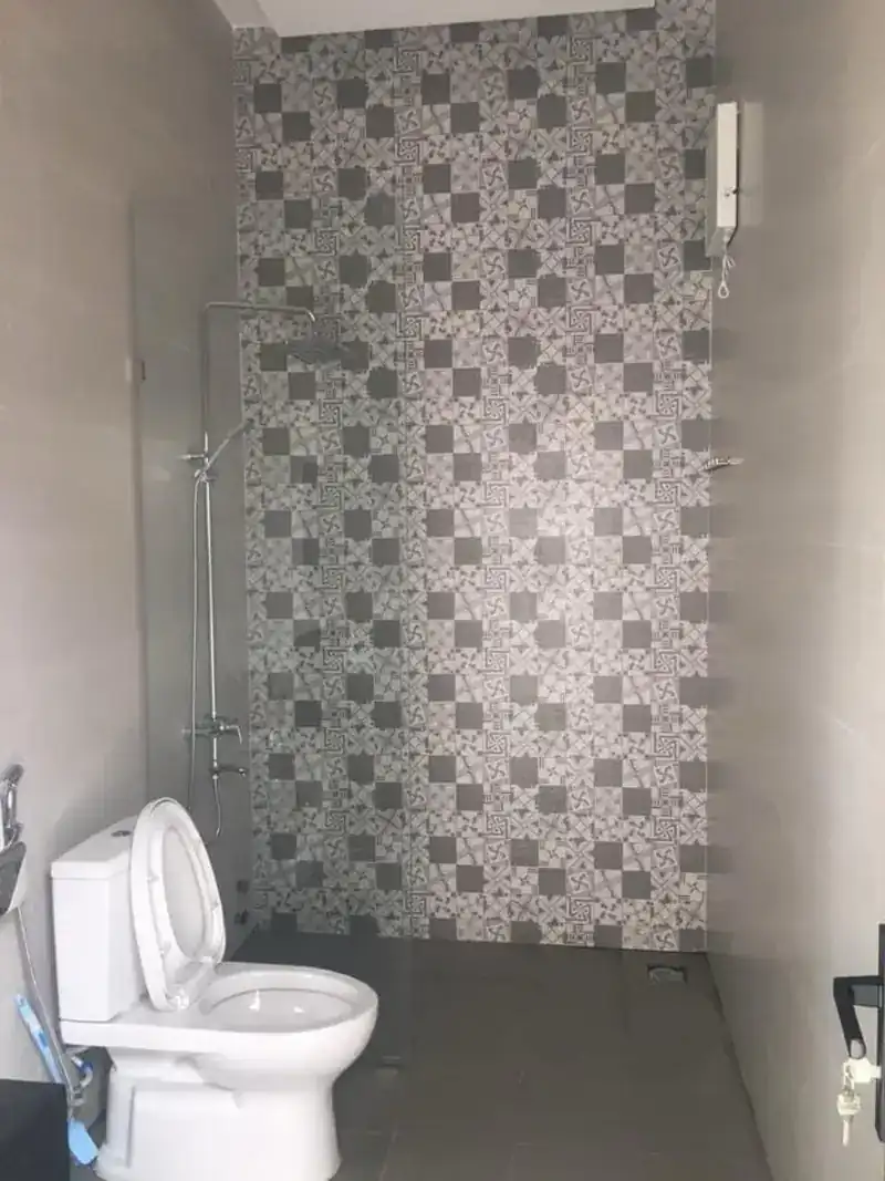 Nhà vệ sinh nhà cấp 4 Kon Tum — sen cây, gạch hoa, HQ-House