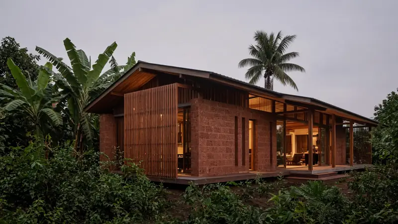 Nhà mái dài, hiên gỗ, cây chuối — nhiệt đới hiện đại tại Kon Tum lúc chiều