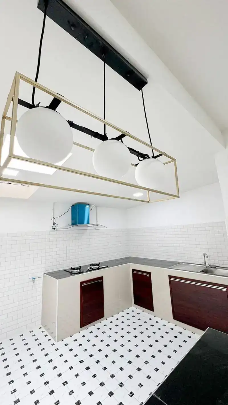Bếp cải tạo nhà cấp 4 Kon Tum — gạch subway, tủ kem cánh gỗ, đèn quả cầu, MN-House
