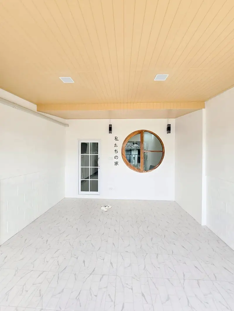 Hiên để xe nhà cấp 4 sau cải tạo Kon Tum — trần nan kem, cửa kính, cửa sổ tròn, MN-House