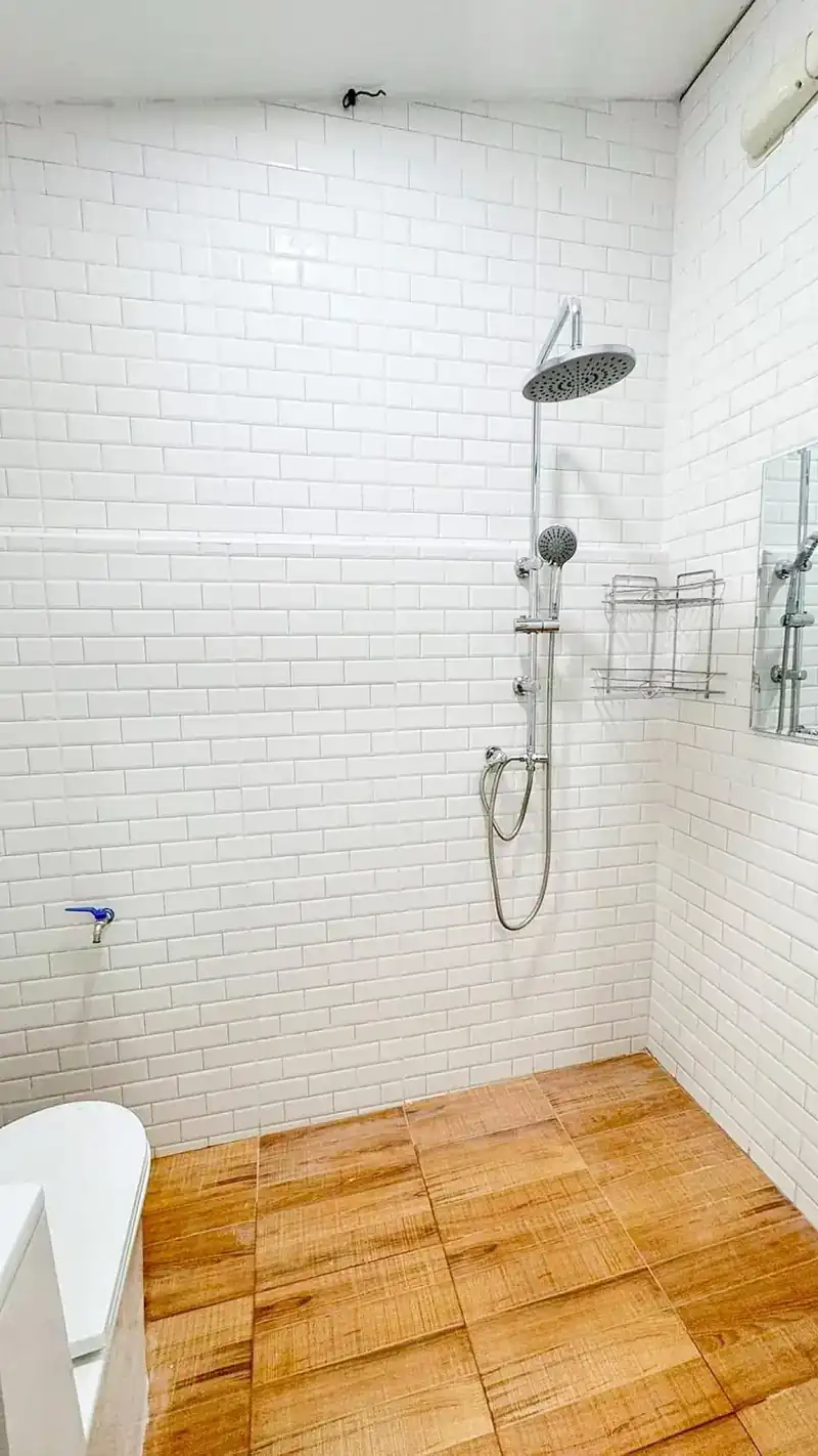 WC cải tạo nhà cấp 4 Kon Tum — gạch thẻ trắng, sen cây, sàn vân gỗ, MN-House