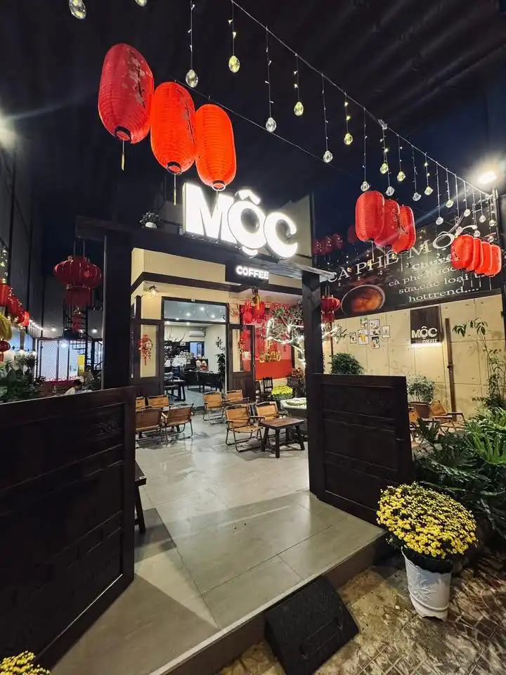 Cổng gỗ chạm Mộc Cafe đêm — biển Mộc COFFEE, đèn lồng, nhà phố kết hợp quán cafe Kon Tum
