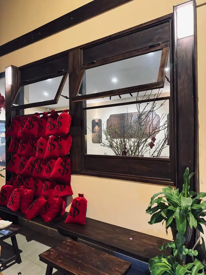 Cửa sổ gỗ quán cafe Kon Tum — túi tiền Tết, Mộc Cafe