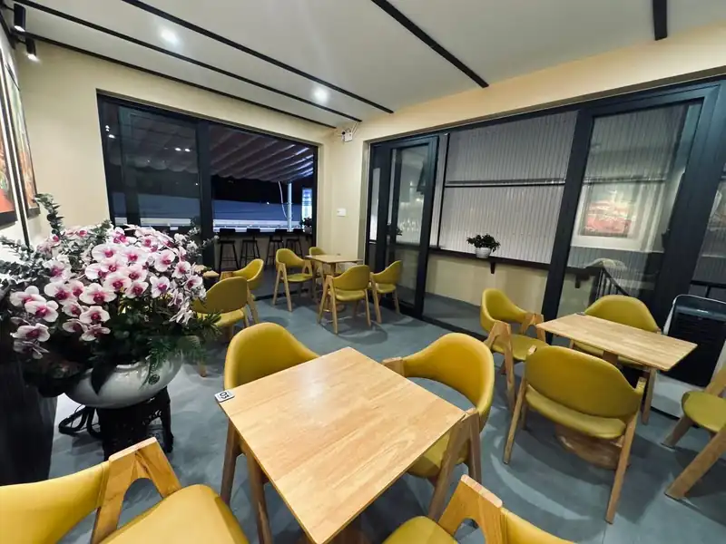 Phòng ghế vàng tầng 2 Mộc Cafe Kon Tum — chủ dùng để ở, phòng ngủ chưa đăng ảnh