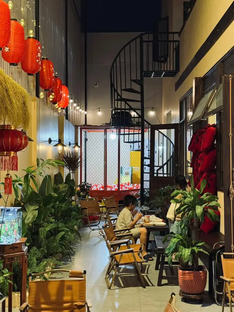 Hẻm thang Mộc Cafe Kon Tum — đèn lồng, khu trẻ, cầu thang xoắn sắt lên tầng 2