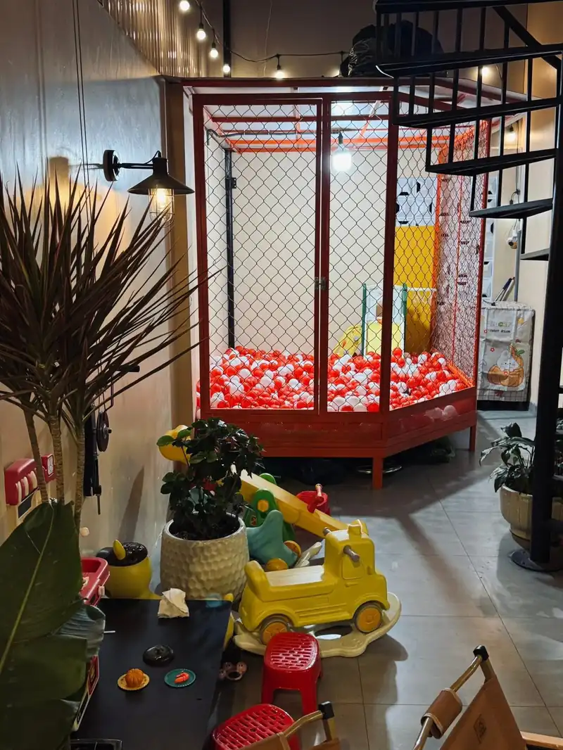 Khu trẻ quán cafe Kon Tum — nhà bóng, cầu thang xoắn, Mộc Cafe lô 8x16