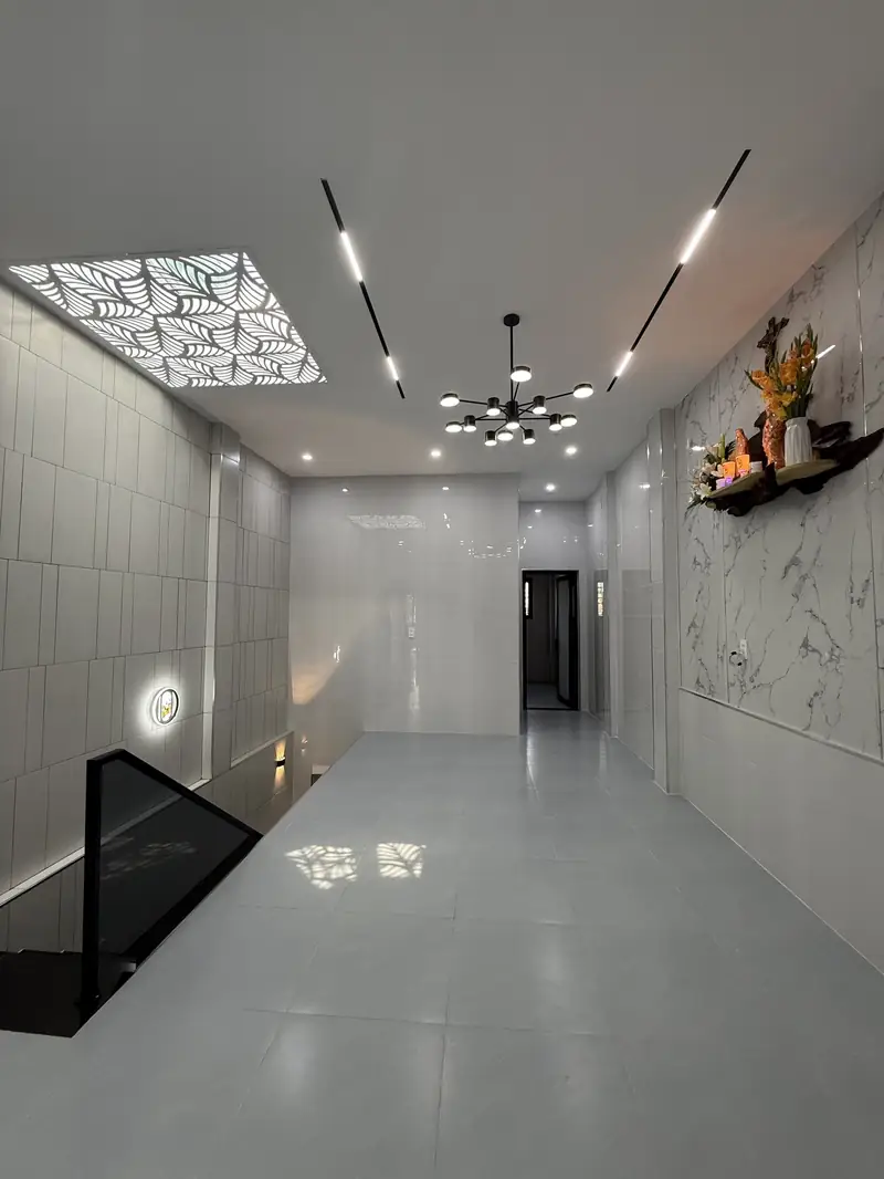 Tầng trên nhà phố 3 tầng Salon Công — gạch xám, ô CNC, đèn chùm, bàn thờ