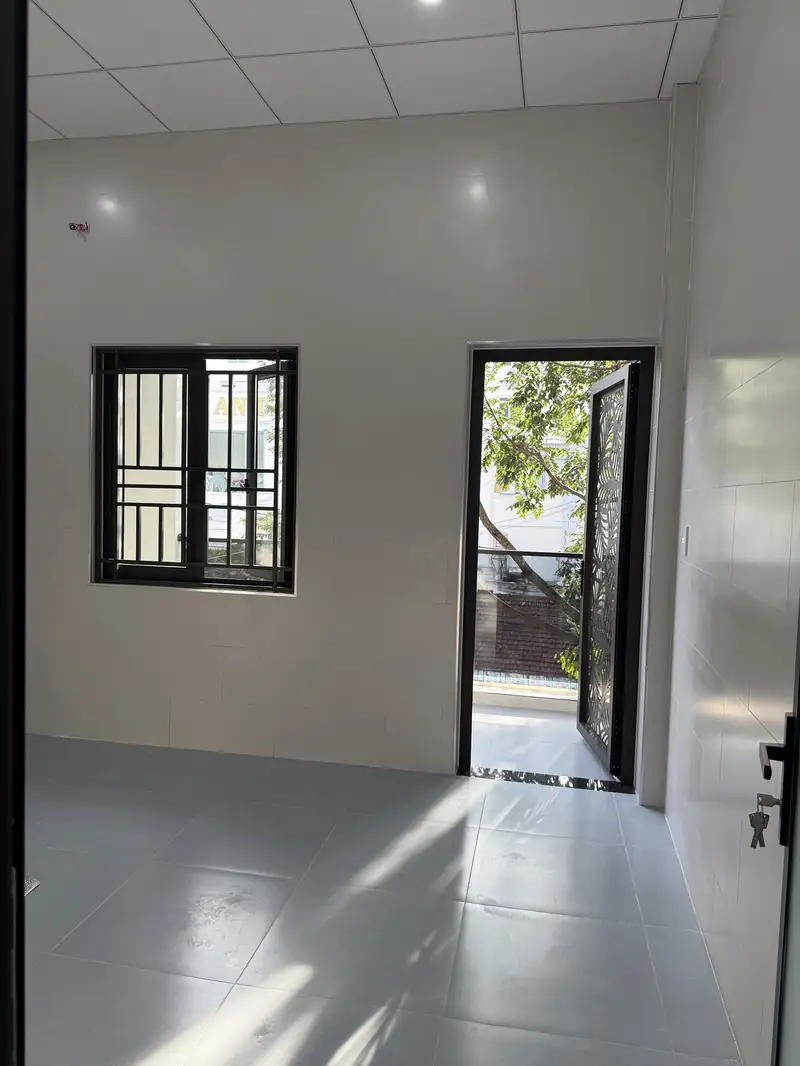 Phòng tầng trên nhà phố 4x18 Kon Tum — cửa sổ song sắt, cửa ban công, 2 phòng ngủ