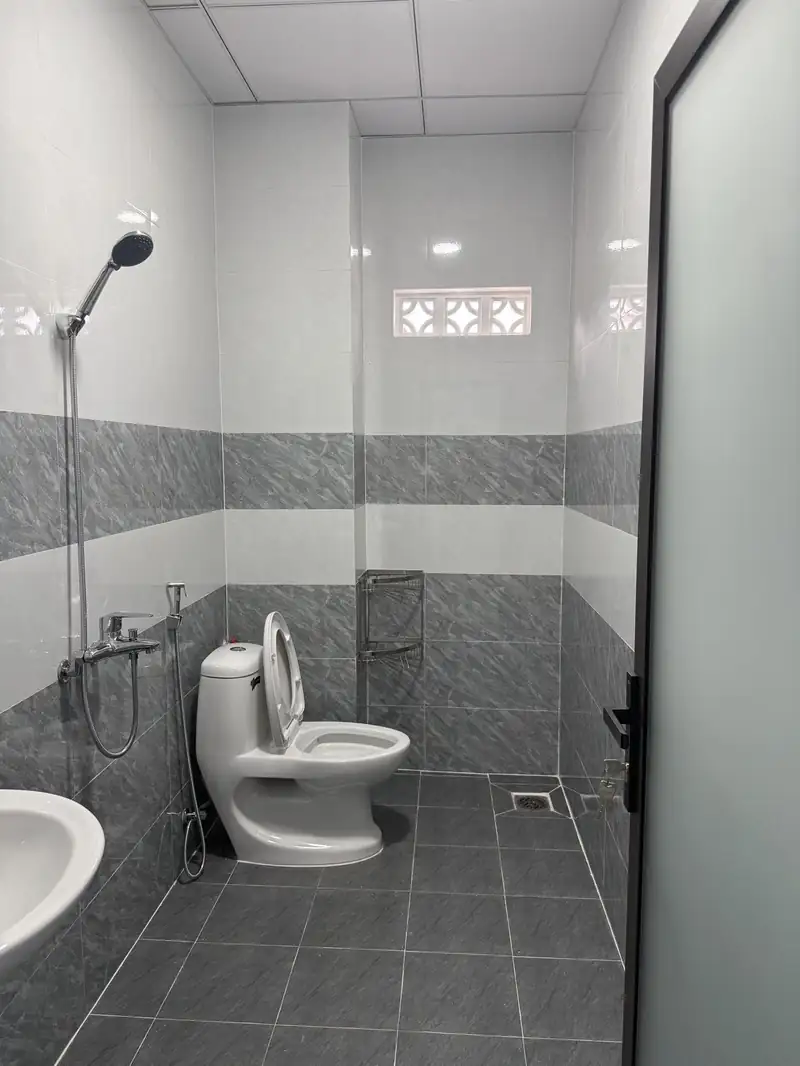 WC nhà phố 3 tầng Kon Tum — gạch xám trắng, Salon Công